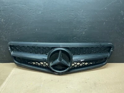Mercedes-Benz W204 C63AMG 2008 a 2011 sedán parrilla delantera E4577 Foto 1 de 4