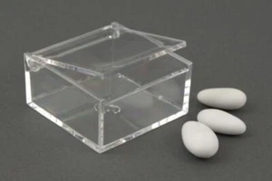 50 PEZZI Scatola scatolina plexiglass portaconfetti 6x6x3 cm 056S - Foto 1 di 1