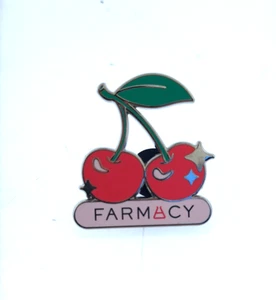 Farmacy Cheer Up Brightening Vitamina C, Cherry PIN PROMO aveva smalto bavero - Foto 1 di 2