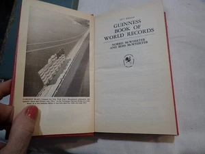 Guinness Book Of World Records: 1977 - red hardcover edition - Picture 1 of 8