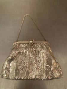 Bolso de noche vintage Whiting and Davis pequeño de malla plateada con cierre de diamantes de imitación - Ex - Imagen 1 de 4