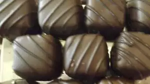 Milk Chocolate Vanilla Caramels Candy (2) 1 LB Gift Boxes Free Shipping - Picture 1 of 1