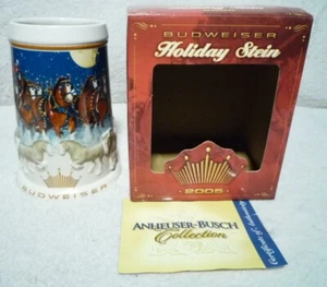 2005 Budweiser Holiday Stein mit Clydesdales in vollem Paradekleid ~ Echtheitszertifikat ~ Neu im Karton - Bild 1 von 4