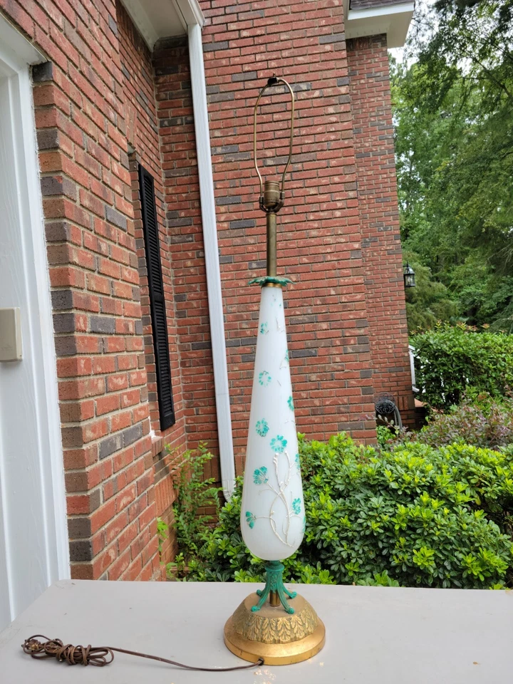 Lámpara de pie Midcentury 47" de vidrio de leche, latón y yeso pintada a mano  Foto 1 de 4