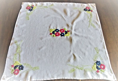 Nappe à thé vintage brodée à décor de fleurs des champs et de blés.66 CM X 68 CM - Photo 1/4