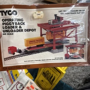 HO Scale Tyco 903 Operating Piggyback Loader & Unloaded Depot Sealed Damaged Box - Imagen 1 de 4
