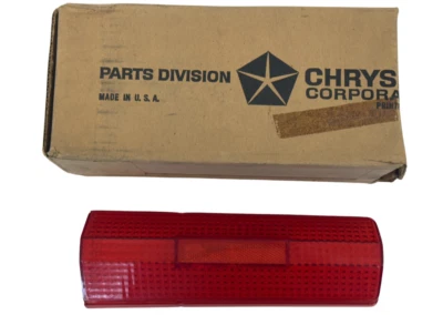 Chrysler Newport 1968 luz trasera izquierda del lado del conductor lámpara lente 2809195 Nuevo de Lote Antiguo Foto 1 de 4