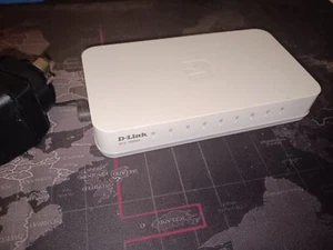 D-LINK DES-1008A 8-PORT 10/100 SWITCH Marine version - Picture 1 of 3
