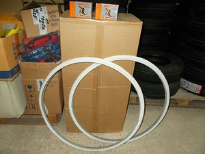 2 COPERTONI E 2 CAMERE D'ARIA 700 x 23 BIANCO PER BICICLETTE SINGLE SPEED - Picture 1 of 1