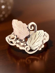 NACHLASS MASSIVER 10K GOLD RING BLACK HILLS DREIFARBIG BLÄTTER RANKEN GRÖSSE 8 #7888 - Bild 1 von 6