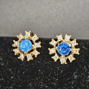 Vintage Strass Ohrringe Schraubverschluss rund Blume blau klar goldfarben 5/8" - Bild 1 von 3