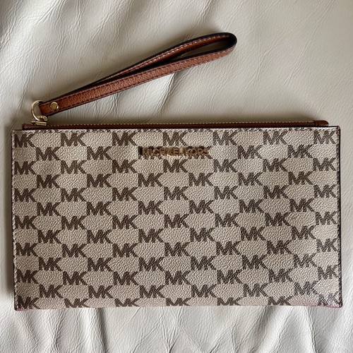 Bracciale Michael Kors Monogram Jet Set in tela rivestito con logo