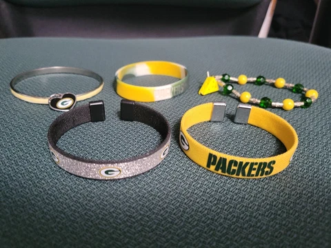 Lot of 5 Green Bay Packers Bracelets Stretch Metal Cheesehead Sparkly Rubber Cover