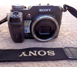 SONY CYBERSHOT DSC-V3 4X ZOOM 7.2 MP DIGITAL CAMERA TESTED WORKING W/BATT - Picture 1 of 7