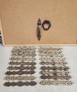 20 piezas de herrajes vintage de latón/metal - tiradores de puerta o gabinete - quilla... - Imagen 1 de 24