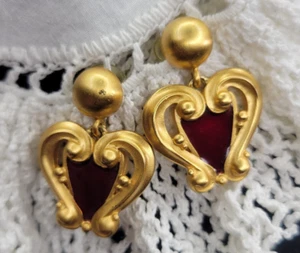 Orecchini Vintage RARI Anne Klien Oro Opaco Cuore Rosso Resina Versata Gelatina Pancia Post - Foto 1 di 9