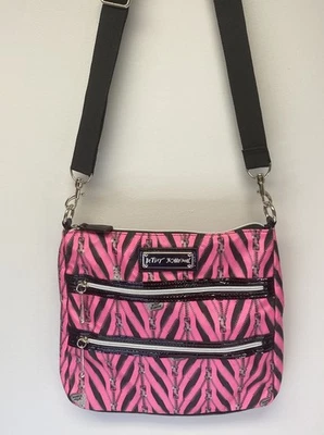 Cartera Bandolera Betsey Johnson XOX Cebra y Cremalleras Negra y Rosa - Usada en Excelente Condición Foto 1 de 4