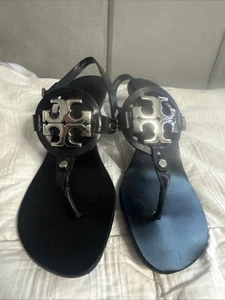 Tory Burch Miller schwarze flache Jelly-Sandale Damengröße 8 1/2 M silbernes Logo - Bild 1 von 14