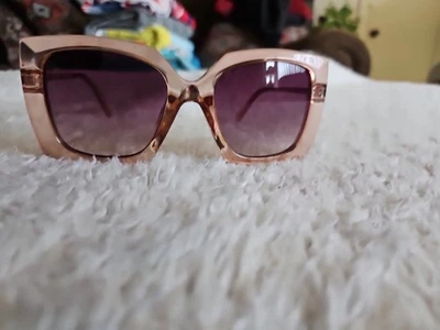 Солнцезащитные очки в квадратной оправе персикового розового цвета с золотой оправой - Изображение 1 из 3