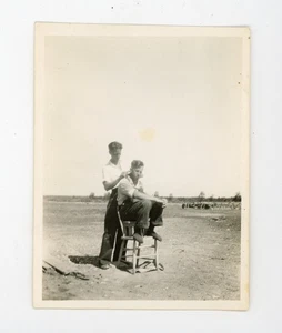Uomo identificato, taglio capelli all'aperto. foto d'epoca. Bill Boone Norman Buck - Foto 1 di 3