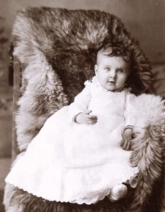 SCHRANKKARTE NIEDLICHES BABY AUF FELL IM STUDIO BAKERSFIELD CA FOTO 5x7 VIKTORIANISCH 1800er - Bild 1 von 3