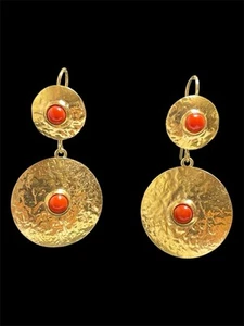 Orecchini etnici realizzati in argento placcati oro e corallo rosso naturale - Foto 1 di 4