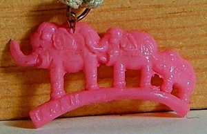 DE COLECCIÓN 3 ELEFANTES ROSADOS EN ARCO CELULOIDE ENCANTO JAPÓN - Imagen 1 de 3