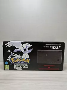 Console Nintendo Dsi Pokemon Nera Bundle Edition PAL ITA ๐ฎ๐น - Foto 1 di 24