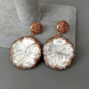Orecchini Pendenti Borchie Mare Bianco Naturale Scolpiti Fiore Moda Donna Gioielli - Foto 1 di 6