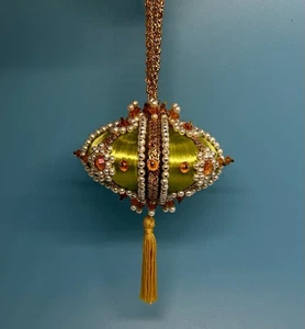 "Adorno navideño vintage de satén con joyas oro verde con cuentas prendedores borla años 60 4""" - Imagen 1 de 11