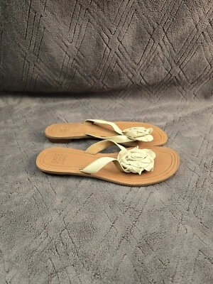 Saks Fifth Avenue White Floral Slip On Flat Sandals Womens Sz 8.5M Thongs Shoes  - Image 1 of 4