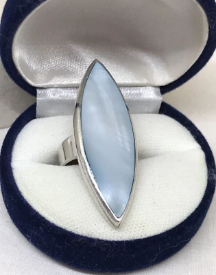 ANELLO A  NAVETTA  COPRIFALANGE ANNI 80 IN ARGENTO E MADREPERLA LUNGO CM 4,4 - Immagine 1 di 4