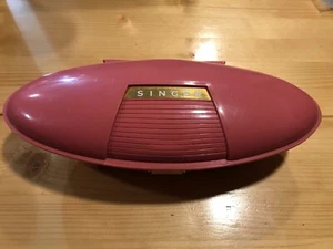 Vintage Singer Buttonholer Nähmaschine Aufsatz in hübsch in rosa Etui - Bild 1 von 3