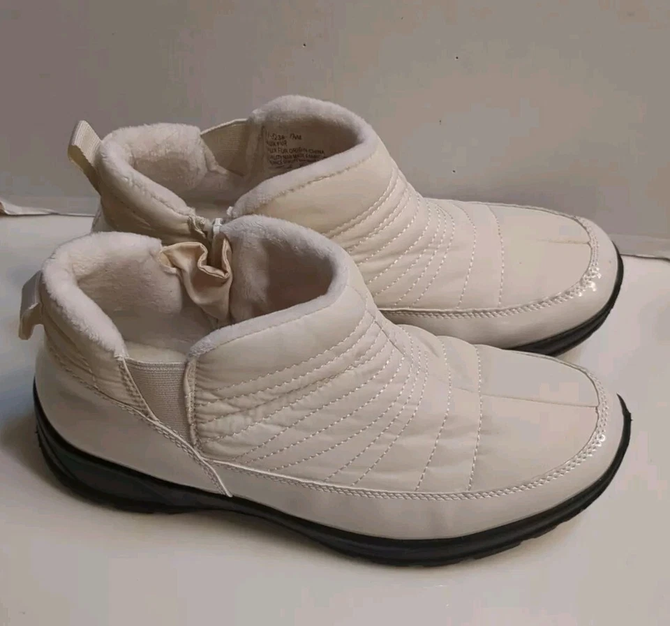 Botines Easy Street para mujer con cremallera Jax talla EE. UU. 7,5 marfil nailon/patente sintética Foto 1 de 4