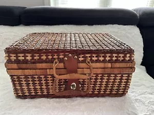 Wicker Picnic Basket Service for 4 Includes Plates Mugs Knives Forks Spoons - Picture 1 of 8
