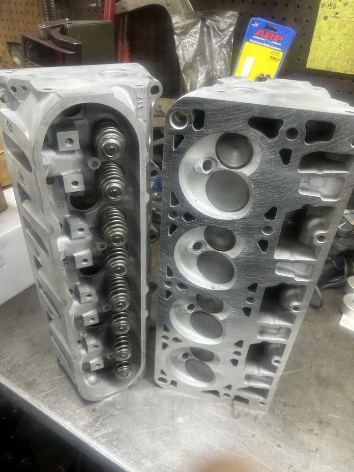 Par de culatas de aluminio GM 6.0 LQ9 puerto catedral OEM 317 Ls1 Ls2 Ls6 Foto 1 de 4