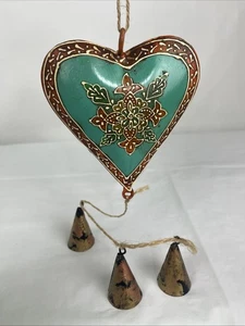 Carillón de viento de metal pintado rústico en forma de corazón con 3 campanas colgantes - Imagen 1 de 6
