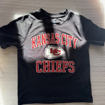 Camiseta negra manga corta de los Kansas City Chiefs NFL para niños Foto 1 de 4