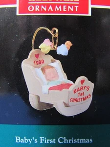 Adorno miniatura Hallmark 1990 primera Navidad del bebé - Imagen 1 de 7
