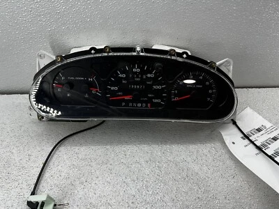 2000 Ford Taurus A/T painel velocímetro tach medidores painel de instrumentos 135.671 - Imagem 1 de 4