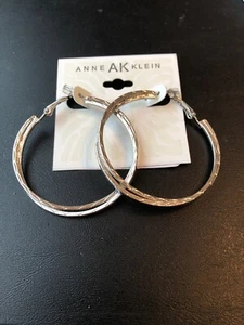 Nuovo con etichetta! Orecchini a cerchio grandi Anne Klein "Classics" tono argento, vendita al dettaglio $24 - Foto 1 di 2