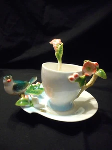 Vintage 3-dimensionale Teetasse blau Vogel Blumen Untertasse, Tasse und passender Löffel - Bild 1 von 9