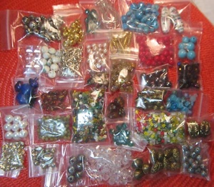 MENGE 1 LB. PERLEN & GEFUNDEN ~ VERSCHIEDENE SCHMUCKHERSTELLUNG ~ GLAS, METALL & ACRYL - Bild 1 von 11