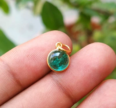 Dije de oro redondo esmeralda natural, dije de oro macizo de 18k hecho a mano collar colgante Foto 1 de 4