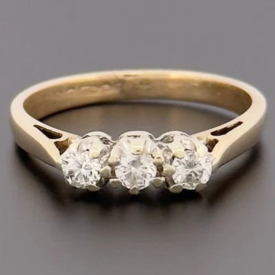 Anel de três pedras de ouro amarelo 9 quilates diamante 0,21 quilate tamanho J 1/2 Hallmarked - Imagem 1 de 4
