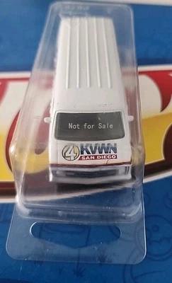 Muestra de preproducción Greenlight '76 Dodge B-100 Anchorman Ron Borgoña KVWN Noticias Foto 1 de 4