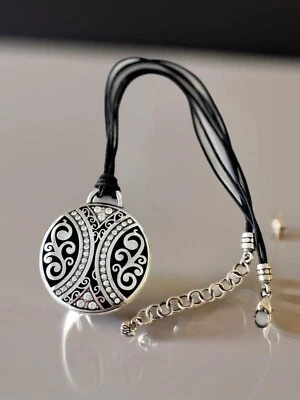 Collar de cuero con cordón colgante medallón redondo cristal Swarovski dinastía Brighton Foto 1 de 4