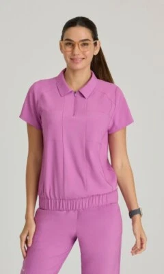 灰色 ANANTOMY EVOLVE STRETCH 女士 SCRUB TOP 所有颜色和尺寸,# GSST215 — 第 1/4 张图片