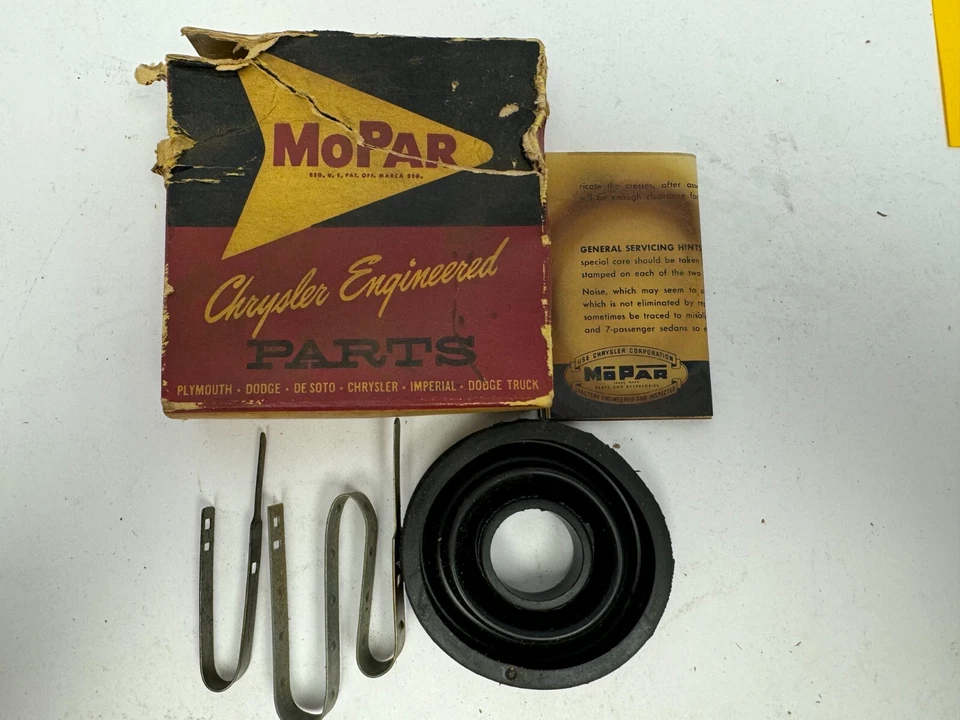 Cubierta y abrazadera delantera DeSoto Chrysler Plymouth Fury 1955-1956 junta en U 1643289 Nuevo de Lote Antiguo Foto 1 de 3