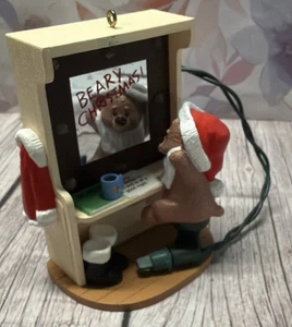 Ornamento natalizio orso backstage illuminato Hallmark 1989 ~ NO SCATOLA - Foto 1 di 6